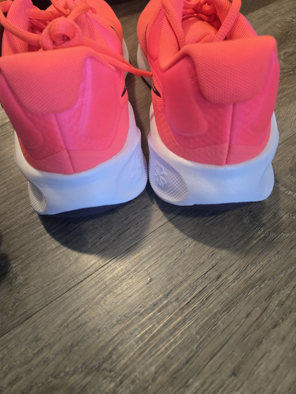 Nike Revolution Crimson Womens 9.5 with White Sole NEW - Picture 5 of 6